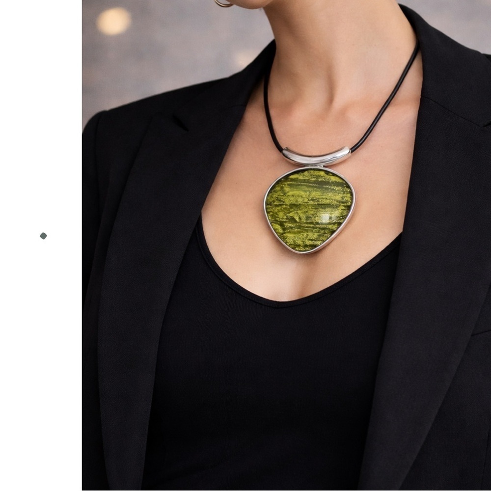 🛍️ Silver Tone Green Statement Pendant Necklace 19”